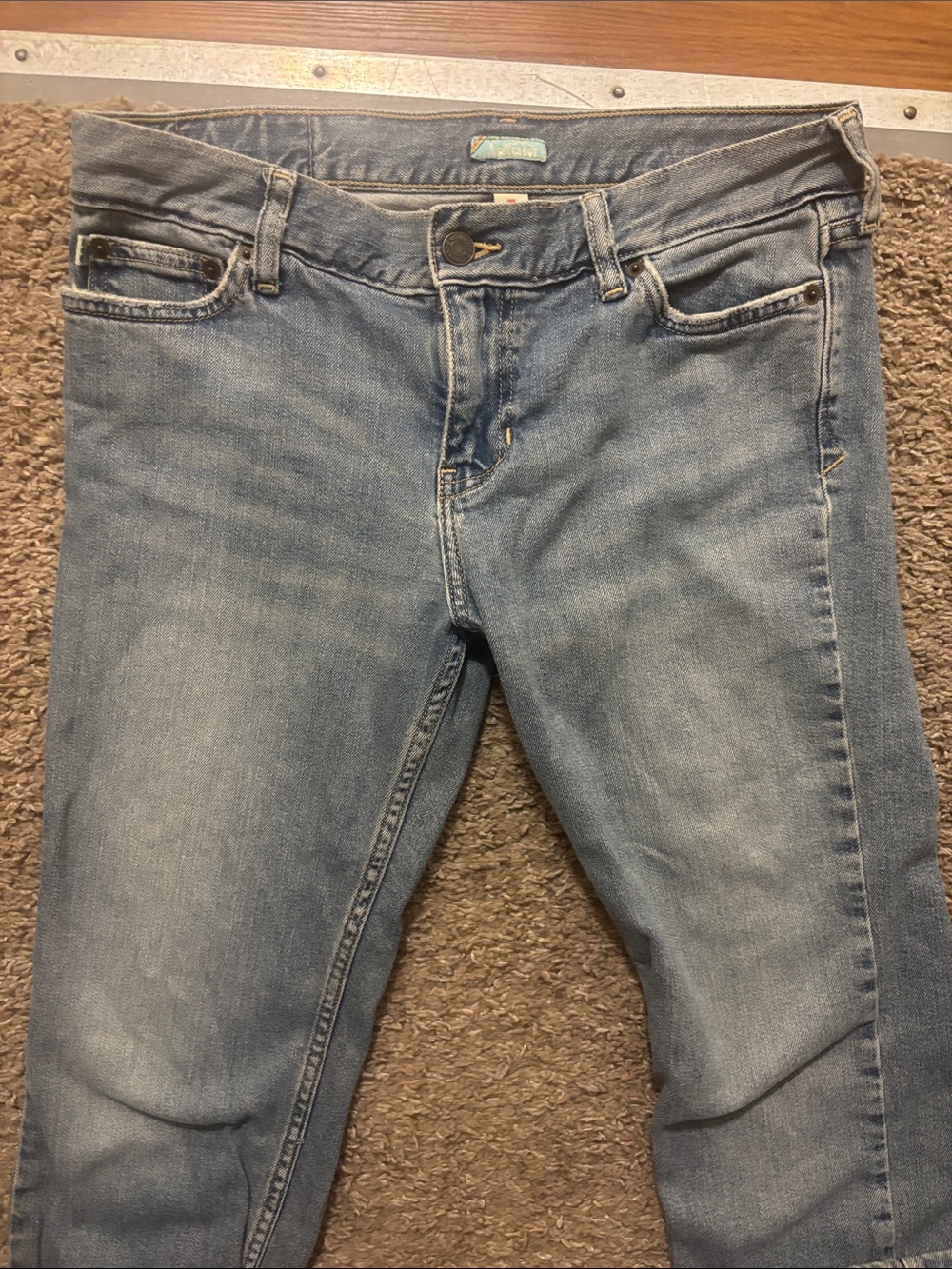 Hollister Women's 7 Mid Wash Cropped Jeans Green Embroidered Design Back Pocket - Picture 5 of 9